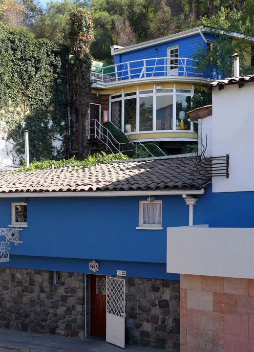  Devant la maison de Pablo Neruda à Santiago 