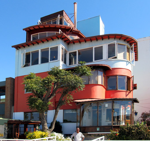  Devant la maison de Pablo Neruda  Valparaiso 