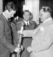  Goering offre à Lindbergh un trophée nazi 