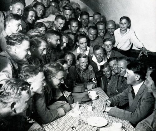 Hitler à la Maison Brune des S.A. de Munich en 1932