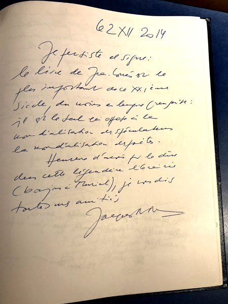 Jacques De Decker persiste et signe dans le Livre d'Or de la Librairie du Centre Wallonie-Bruxelles Jacques De Decker dans le Livre d'Or