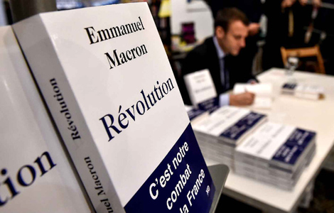 Macron dédicace son livre Révolution